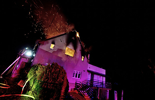 Zásah hasičů u hořícího rodinného domu v Ostravě - Martinově. (16. ledna 2023)