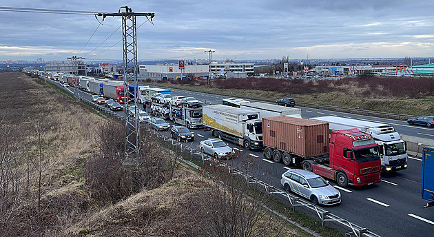 Na D1 na Benešovsku se srazila dodávka a náklaďák, zdržení je přes dvě hodiny