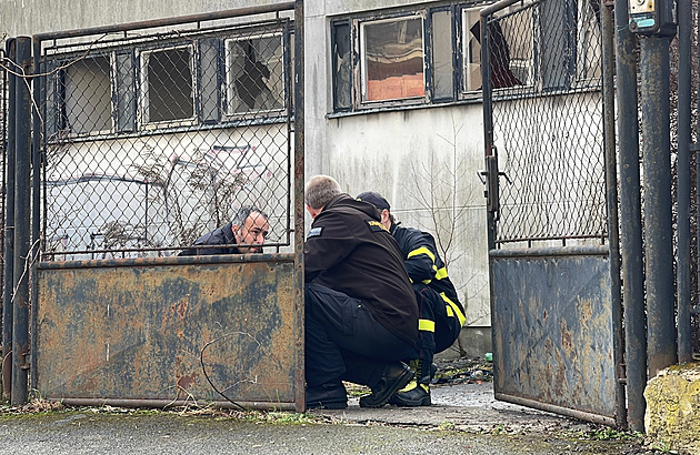Policisté vyšetřují nález těla po požáru budovy, kde přebývají bezdomovci
