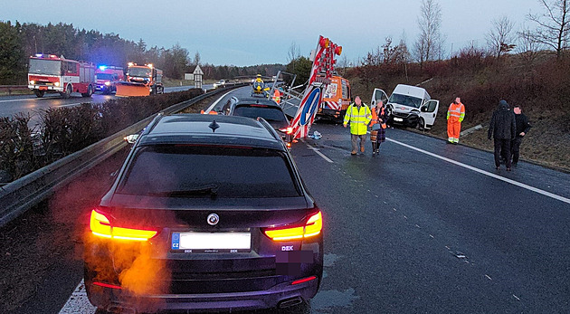 Policie uzavřela D3 ve směru z Tábora do Prahy. Náledí způsobilo desítky nehod