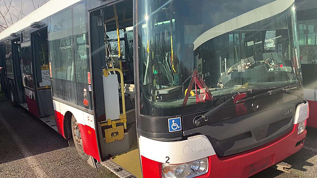 Autobus cestou na dopravní hřiště prudce zabrzdil, zranilo se sedmnáct dětí