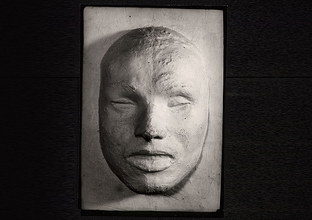 Sochař z Liptálu sejmul masku Palachovi, jeho vlastní náhrobek bez jména je vzkaz