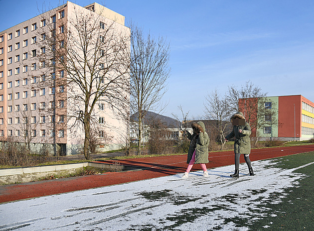 Nemám na svačinu, nejde do školy. Rodiče vysvětlují, proč nechávají děti doma