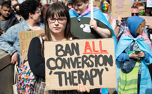 Británie zakáže konverzní terapii. Přidá se k zemím, které chrání práva LGBT
