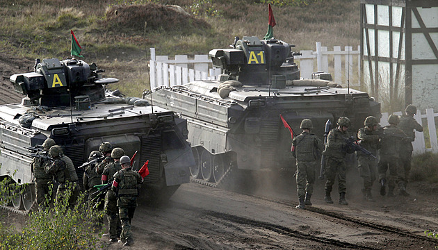 Vojáky bundeswehru v Rakousku zasypala lavina. Jednoho zachraňoval vrtulník