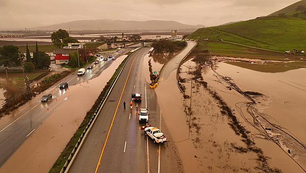 OBRAZEM: Bouře ničí Kalifornii. Evakuace se dotkla i panství prince Harryho