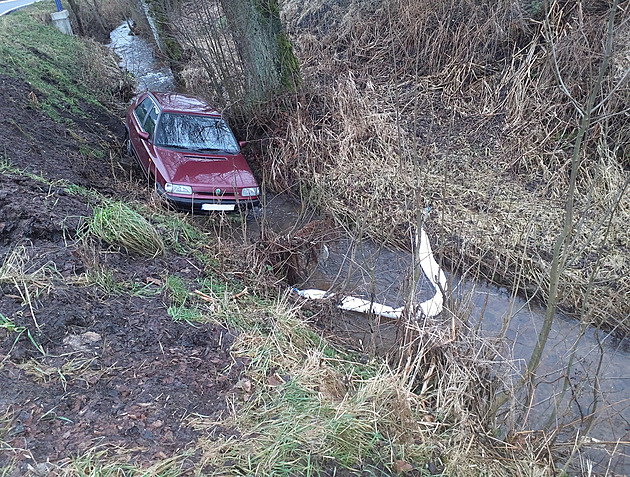 Řidička po smyku na námraze skončila v potoce, šofér boural do stromu