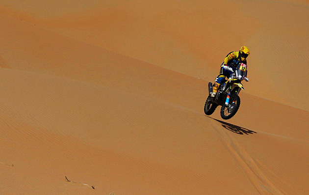 Michek je na Dakaru dál třináctý, novým lídrem motorkářů je Price