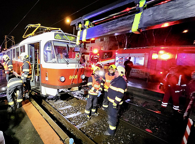 Muže v Řepích srazila tramvaj. Po vyproštění nadýchal přes jedno promile