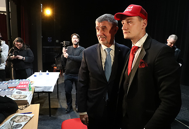 Babiš prošel v Benešově kordonem odpůrců. Příznivci ho vítali ovacemi