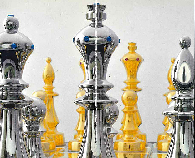 Zloděj ukradl luxusní pozlacené šachy s rubíny, škoda přesáhla 600 tisíc