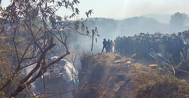 Pátrání po přeživších havárie letadla v Nepálu přerušila tma, obětí je už 69