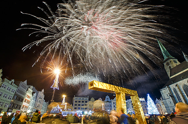 Novoroční ohňostroje ruší jedno město za druhým, i kvůli včelám