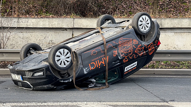 U nákupního centra na Chodově havaroval řidič, auto skončilo na střeše