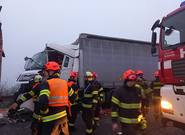 D1 v Brně ve směru na Vyškov uzavřela nehoda, jinde zemřel řidič náklaďáku