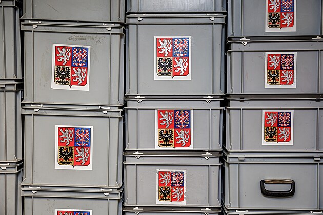 Zamstnanci mstské ásti Praha 9 zaali ráno s rozvozem uren a dalího...