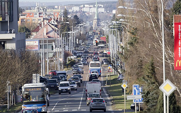 Nepomucká výpadovka z Plzn s kostelem sv. Bartolomje v pozadí. (17. 1. 2023)