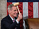 Nově zvolený předseda Sněmovny reprezentantů USA Kevin McCarthy drží kladívko...