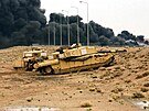 Britský tank Challenger II v bojích u irácké Basry (25. bezna 2003)