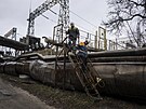 Pracovníci po ruských úderech opravují pokození v elektrárn na stední...