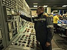 Pracovník ovládá zaízení ve velín elektrárny na stední Ukrajin. (5. ledna...