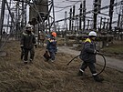 Pracovníci v elektrárn na stední Ukrajin opravují pokození zpsobené...