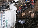 Záchranný tým vyzvedává tlo obti z místa letecké havárie v Nepálu. (16. ledna...