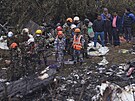 Záchranái prohledávají místo havárie vraku osobního letadla v Nepálu, které se...