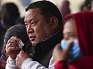 Mu pláe, kdy v nemocnici v Pokhae eká na tlo obti leteckého netstí v...