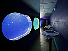Akrylová akvária vyrobená v Japonsku jsou uvnit zaoblená, protoe medúzy...