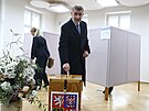 Otevely se volební místnosti, esko vybírá prezidenta. Na snímku Andrej Babi...