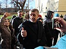 Kandidát na prezidenta Andrej Babi eká ve front na výstavu korunovaních...