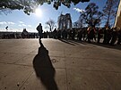 Lidé stojí frontu, aby si mohli prohlédnout korunovaní klenoty. (17. ledna...