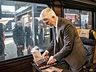 Kandidát na prezidenta Petr Pavel vyrazil vlakem na setkání s obany do...