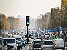 Pa�í�ská Elysejská pole jsou, co se tý�e aut, nadále bolavým místem m�sta. (15....