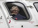 Nmecká ministryn obrany Christine Lambrechtová za oknem helikoptéry, kterou...