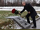 Ruský prezident Vladimir Putin pokládá kytici na pomník v Petrohrad pi...