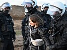 Nmetí policisté odvádí védskou klimatickou aktivistku Gretu Thunbergovou,...