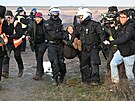 Nmetí policisté odvádí védskou klimatickou aktivistku Gretu Thunbergovou,...