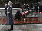 Ruský prezident Vladimir Putin pokládá kytici na pomník v Petrohrad pi...