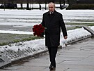 Ruský prezident Vladimir Putin pináí kytici k pomníku v Petrohrad pi...