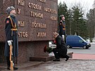 Ruský prezident Vladimir Putin pináí kytici k pomníku v Petrohrad pi...