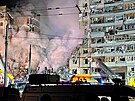 Zni�en� panelov� d�m v ukrajinsk�m Dnipru po z�sahu ruskou raketou. Z�b�ry...