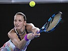 Karolína Plíková returnuje bhem zápasu prvního kola na Australian Open.