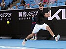 Nmec Alexander Zverev se napahuje k úderu v prvním kole Australian Open.