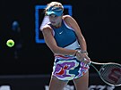 Linda Fruhvirtová returnuje v zápase druhého kola Australian Open.