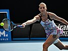 Karolína Plíková se natahuje po balonku v zápase druhého kola Australian Open.