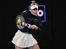 Markéta Vondrouová returnuje ve druhém kole Australian Open.