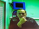 Vznný pedák ruské opozice Alexej Navalnyj hovoí k moskevskému soudu pímo z...
