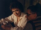 Vlastimil Brodský a Jiina Bohdalová ve filmu Smích se lepí na paty (1986)